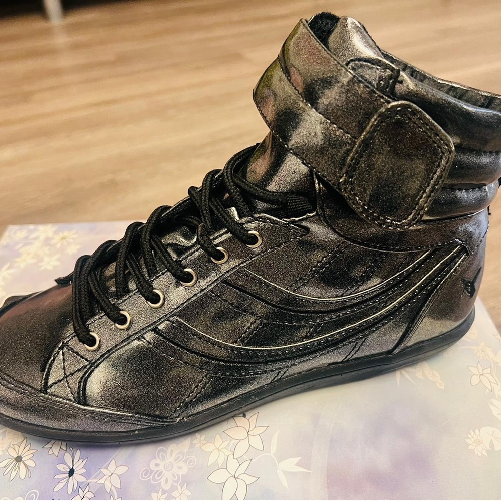 Wash Edwina exotic patent high top sneakers in black color! 🖤🖤🖤